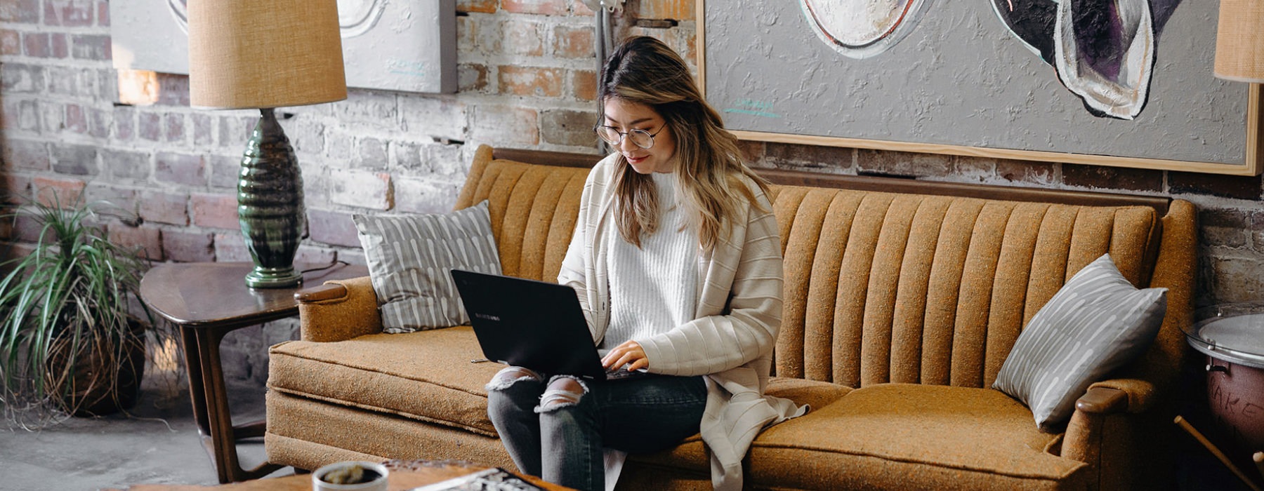 Woman working on her laptop at a cafe